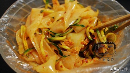 路邊攤5元的涼皮都是整張切,家里的大碗都能裝滿,這樣吃才過(guò)癮