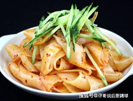 面粉別只會蒸饅頭,自己在家做涼皮,不用洗面不用等,筋道不發硬