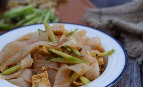 自制涼皮有訣竅,不粘不裂,筋道爽滑,學會了能擺路邊攤