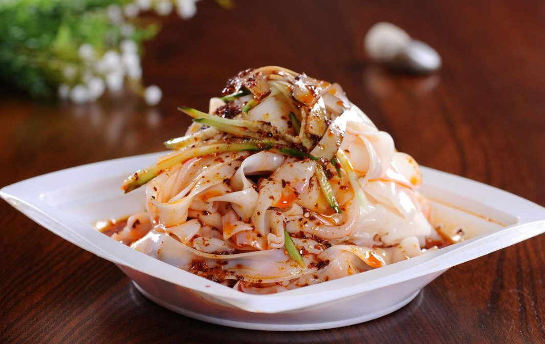 20年專業師傅解密純手工涼皮制作方法 附紅油和料水制作方法