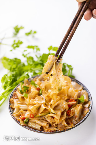 小暑時節，麻辣涼皮與消暑養生